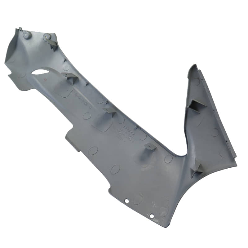 PGO Seitenverkleidung links unten eissilber G-Max 50 125 150 M26263017L00 Motorroller.de Seitendeckel Seitenabdeckung Seitenleiste Cover